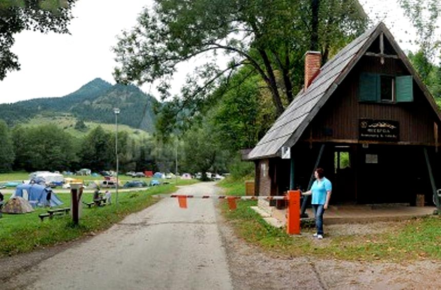 Autokemping Správy PIENAPu sa nachádza na kraji obce Červený Kláštor.