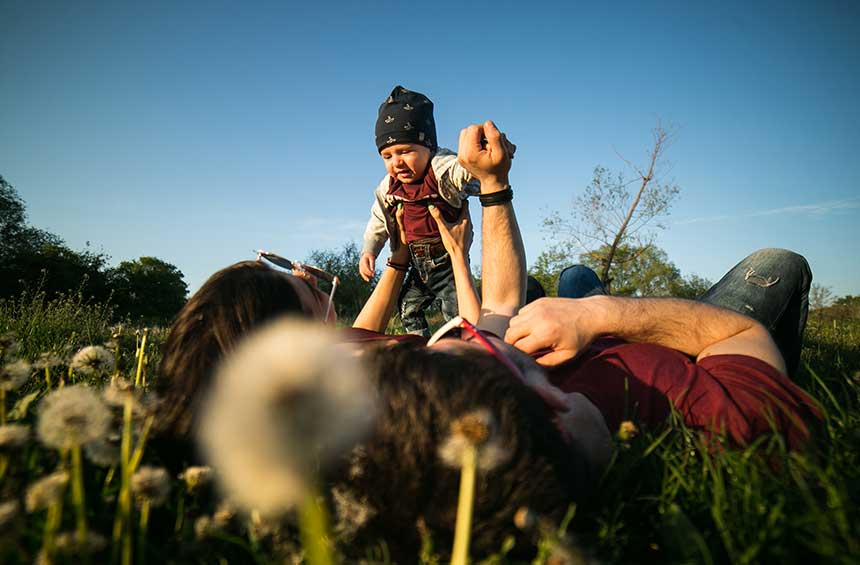 muž a dieťa v prírodnom kampingu na Pieninách